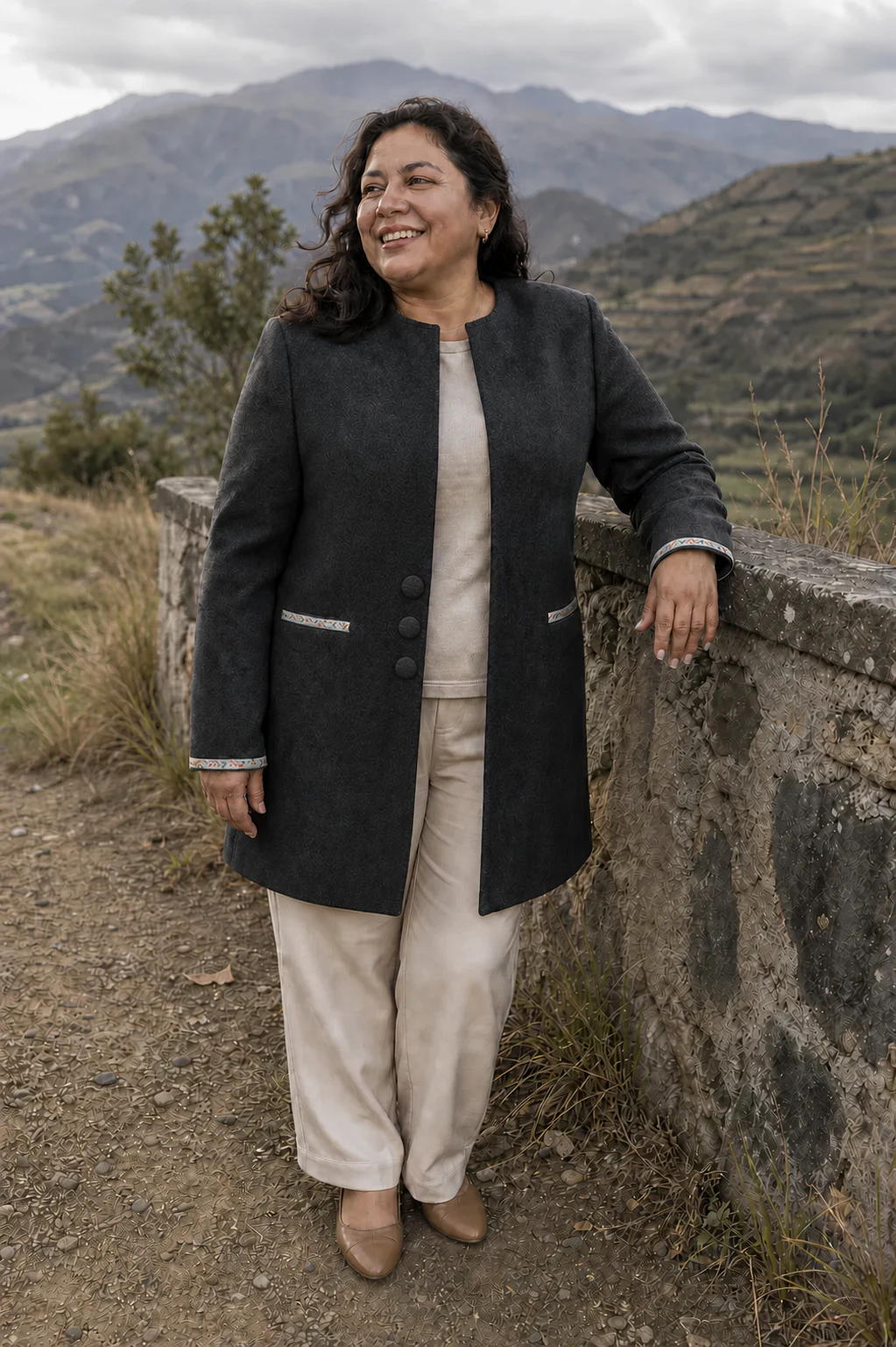 Modelo con Abrigo Andino KILLAÉ talla L combinación 11 frente a un paisaje volcánico